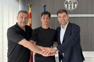 世体：巴萨17岁中场将和经纪人门德斯讨论去留，多特蒙德对其有意