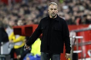 马卡报：弗里克认为4名中后卫已经够用，巴萨今夏不会再引援