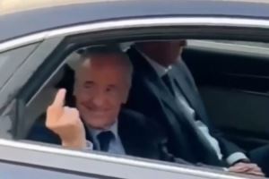 阿斯：弗洛伦蒂诺赛前向球迷打招呼时，不小心竖了中指