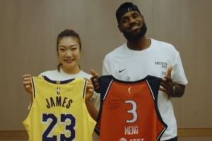 追星天花板！“勒布朗梦”李梦同框詹姆斯 互送礼物&互换签名球衣