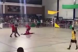 悲剧！巴西一五人制守门员用胸口扑点后倒地不起，最终不治身亡