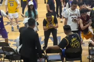 詹姆斯活动结束后 不少球迷围坐在詹姆斯坐过的椅子旁拍照