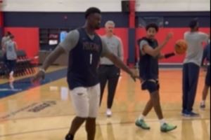 害搁那聊啥呢！训练后普尔与锡安继续讨论 两人拿球连说带比划