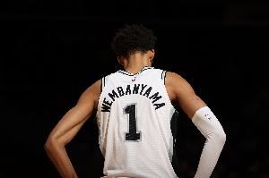 文班亚鲨？文班撞飞对手 随后上演凶残大猩猩暴扣！