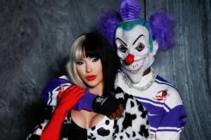 认不出来了!维尼修斯与女友出万圣节COS,打扮成小丑和库伊拉