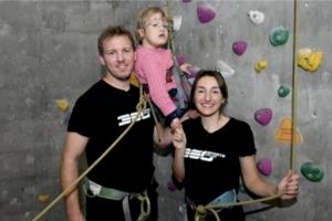 图片报：纳格尔斯曼与女友携手病童参加活动，为慈善项目进行宣传