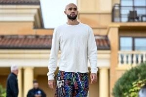 凯尔特人众将入场穿搭：小白花裤子配长T 科塔骚粉穿搭