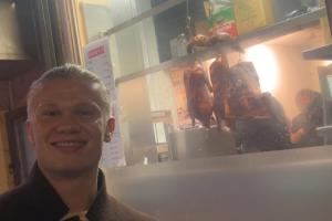 太阳报：哈兰德吃中餐点烤鸭脆皮五花肉，餐厅调侃推出哈兰德套餐